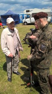 Uczestnik wojny opowiada druhom o swojej historii